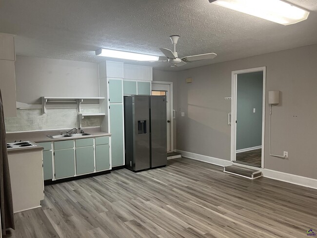 Building Photo - 409 Forest Lake Dr