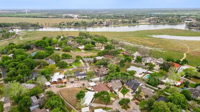 Building Photo - 156 Trelawney St