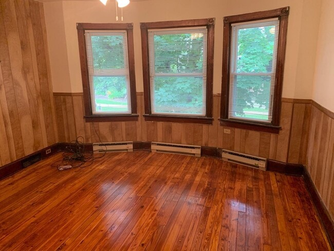 Building Photo - 1030 Center St