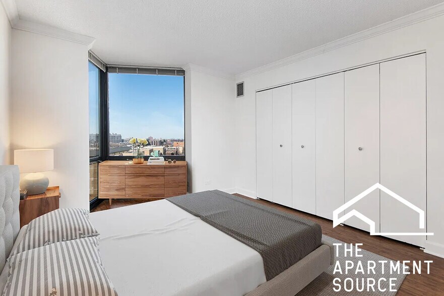 Building Photo - 1120 N La Salle Dr