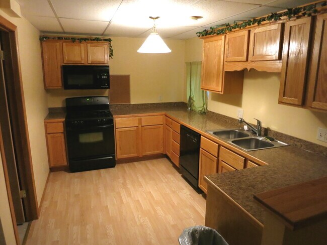 Building Photo - 2039 Tamahawk Ln