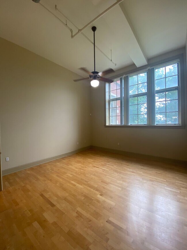 Building Photo - Renovated 2 Bed 1 Bath Apartment with W/D!
