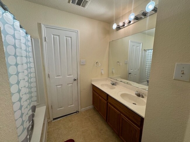 Building Photo - Nice 3 bedroom 2 Bath One Story Home