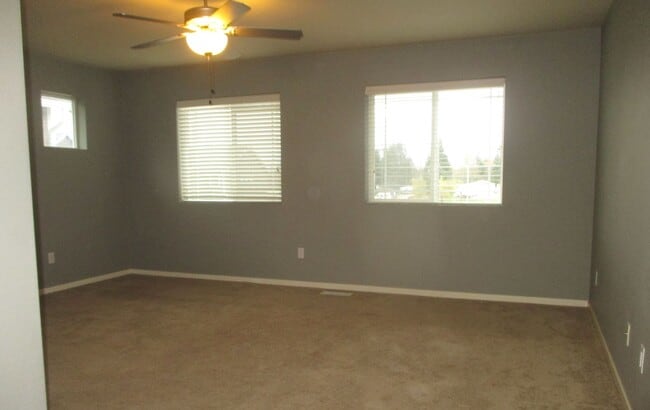 Building Photo - 3BD/2.5BA South Hill Puyallup Home - Stainless Appliances, Two Fireplaces & W/D Included