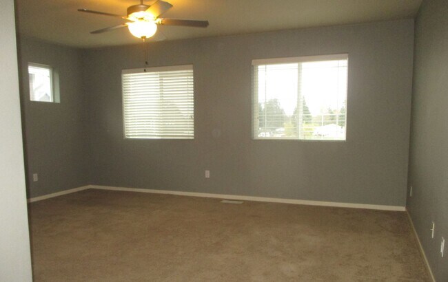 Building Photo - Beautiful 3 bed 2.5 bath home in South Hill Puyallup