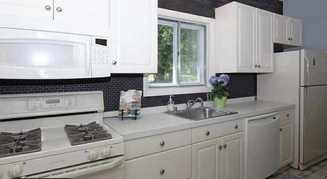 KITCHEN - 2303 Pinneberg Ave
