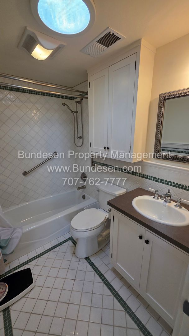 Building Photo - 342 Church St