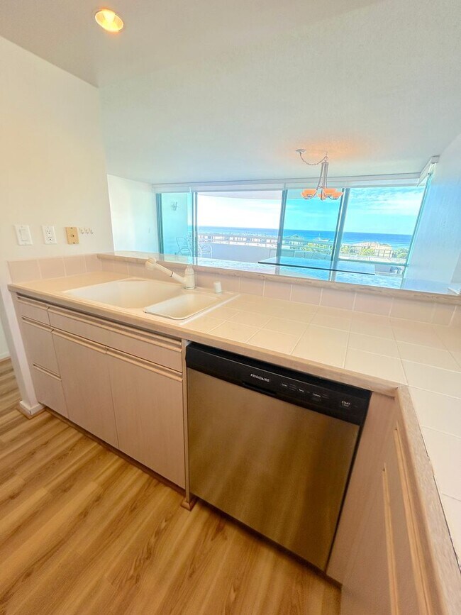 Building Photo - Large 19th Floor Unit with Ocean, City, Mo...