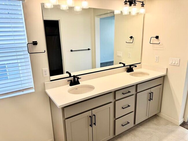 Building Photo - 283 N 1580 W