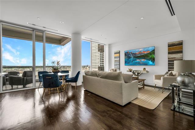 Building Photo - 2408 Victory Park Ln