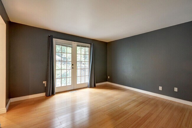 Building Photo - Stunning 3BR 1.75 BA Sammamish Home.  Rece...