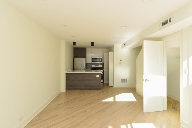 Building Photo - 959 W Grace St