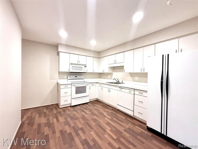 Building Photo - 27654 Echo Valley W