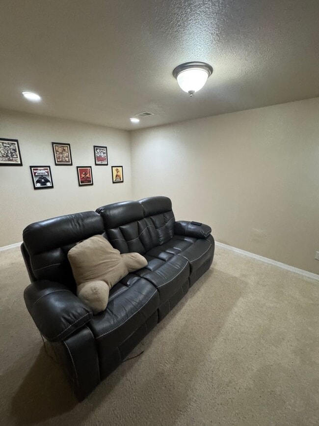 Building Photo - Beautiful 5 Bedroom home in Wellington