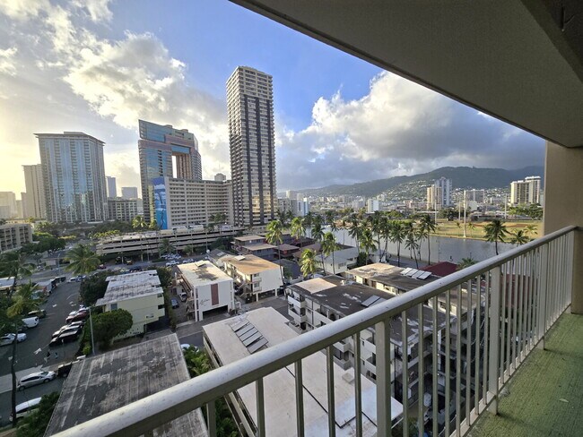 Building Photo - Spacious 2br/1.5ba/2pkg Condo in Waikiki