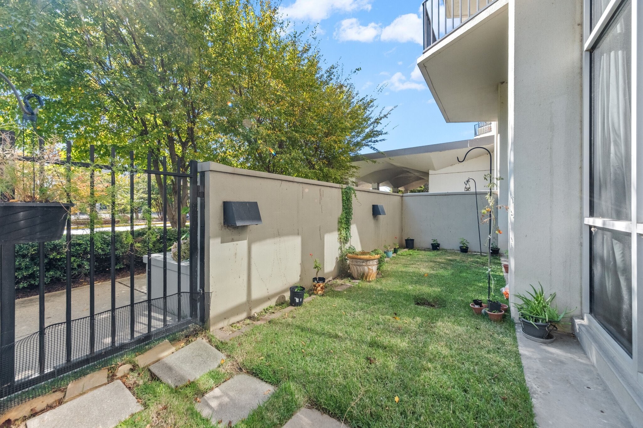 Building Photo - 655 Riverside Dr