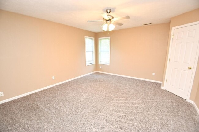 Building Photo - Newer South Bend IN home 10 mins from Notr...