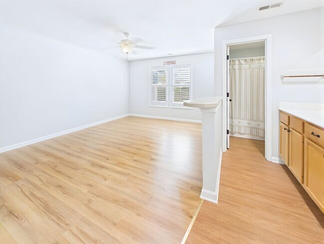 Building Photo - Gorgeous Furnished 2 Bdrm/2 Bath Condo in St James Community!