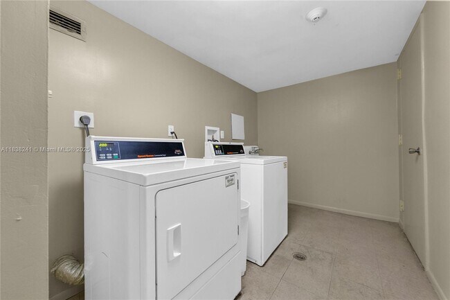 Building Photo - 5555 Collins Ave