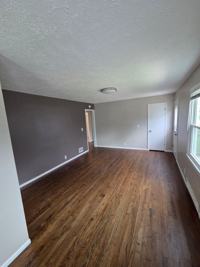 Building Photo - Newly remodeled 3/1/1 with fenced in backyard!