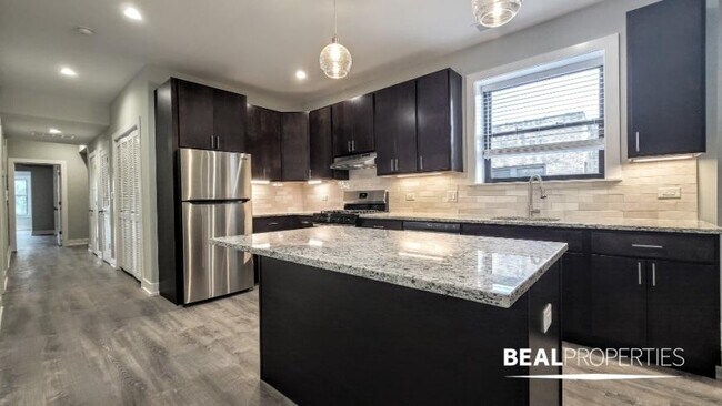 Building Photo - 3 bedroom in EVANSTON IL 60202