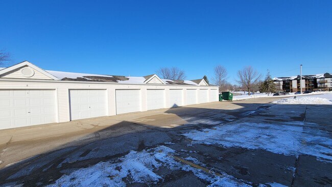 Building Photo - SW 2 Bedroom 1 bath Condo, Balcony, Fireplace and Garage