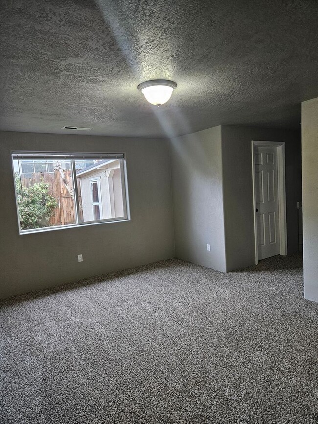 Building Photo - Spacious 3 Bedroom House in Central Point