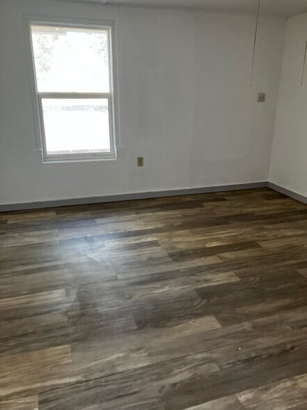 Building Photo - 498 N Main St