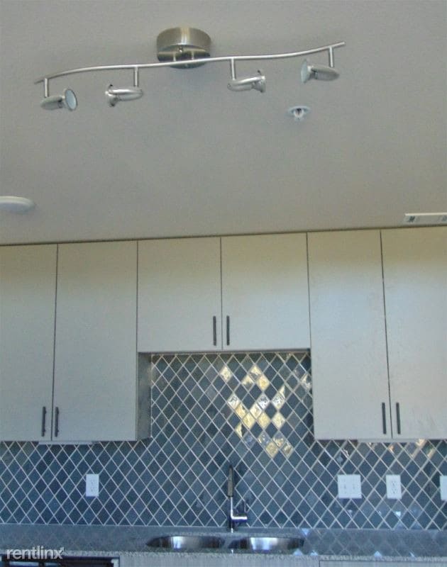 Building Photo - 2 br, 2 bath Apartment - 1800 S IH-35 SVRD SB