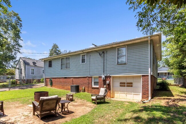 Building Photo - Quaint 3-Bed, 2-Bath Home in Greer – Cozy ...