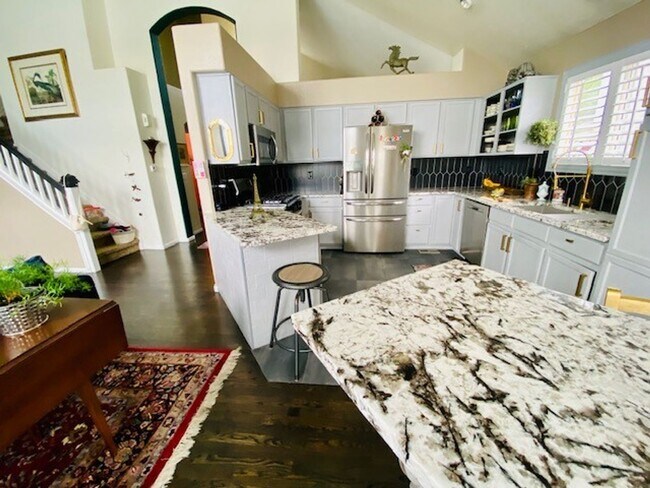 Building Photo - Beautiful Furnished 3 Bedroom/2.5 Bathroom Single Family Home with Flexible Lease terms.