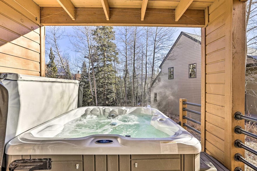 Building Photo - 163 Burgundy Cir