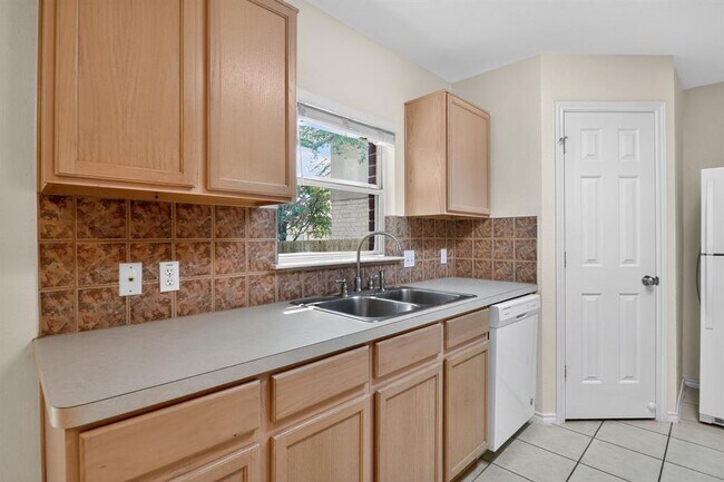 Building Photo - 1208 Heritage Hill Cove