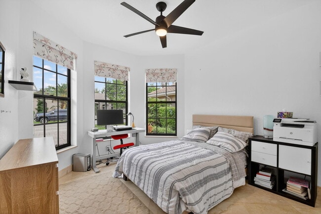 Building Photo - 10337 Trianon Pl