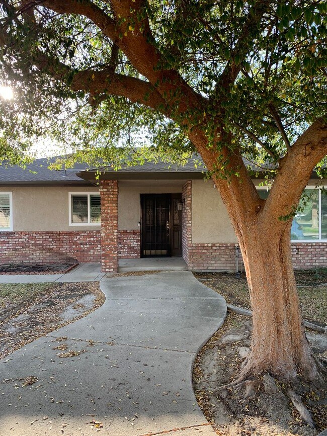 Building Photo - 3 Bedroom 2 Bath Home