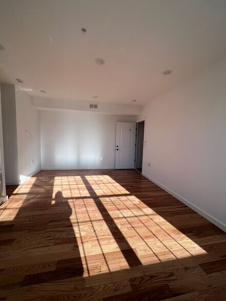 Building Photo - 125 Broughton Ave