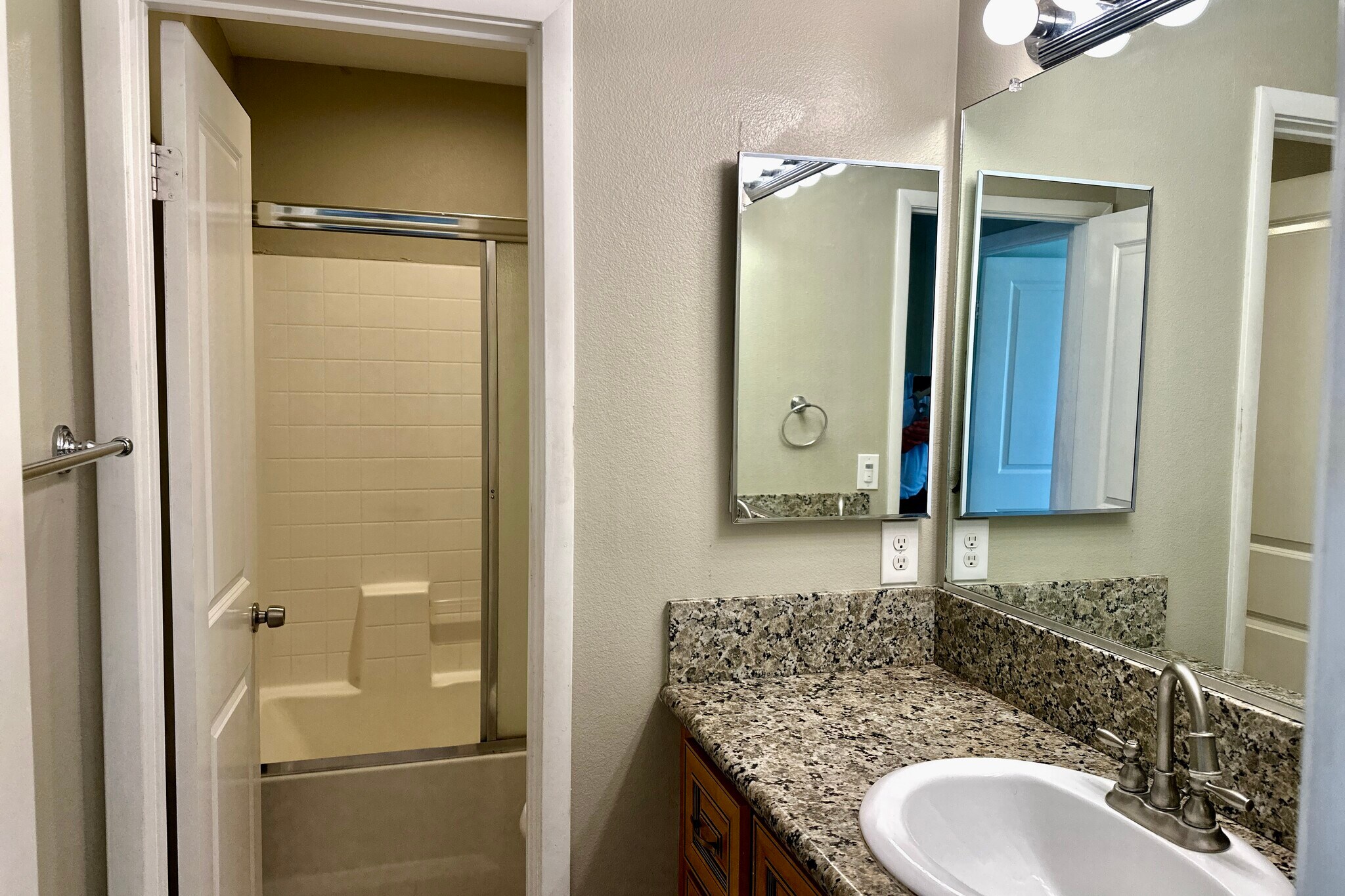 stair bath - 16628 Atlas Ln