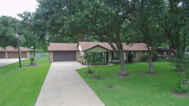 Primary Photo - 1410 E Houston St