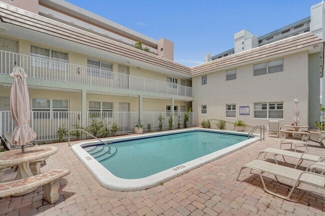 Building Photo - 1450 N Riverside Dr