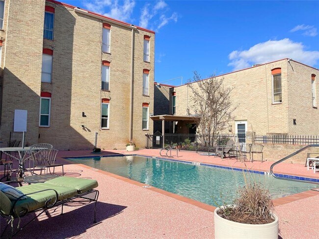 Building Photo - 3431 N Hills Dr