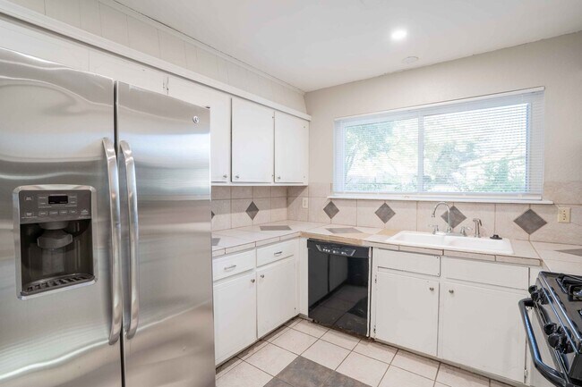 Building Photo - 3 Bed / 2 Bath / Near Tulsa Arts District