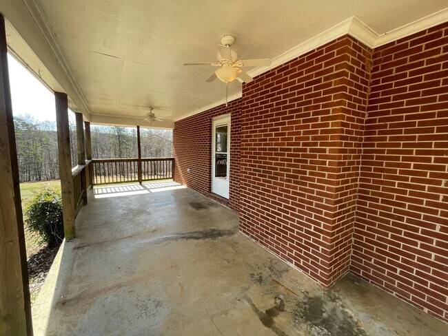 Building Photo - Country Home in Bedford County