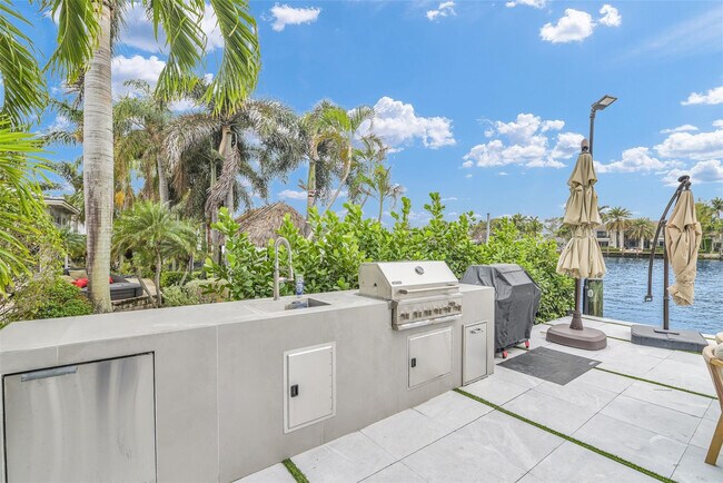 Building Photo - 319 S Riverside Dr