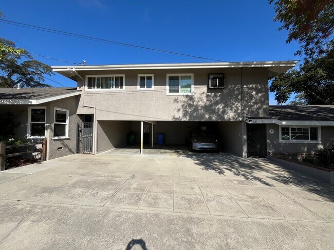 Building Photo - 1805 Oak St