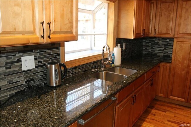 Building Photo - 623 Temple Ln