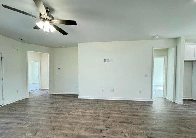 Building Photo - 106 E Sillinger Dr