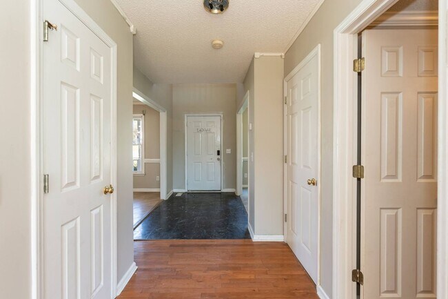 Building Photo - Large Three Bedroom Home!