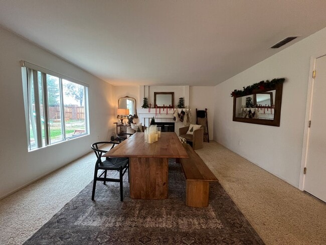 Building Photo - Wonderful 4 Bedroom Home Near Parks With Shopping Nearby!