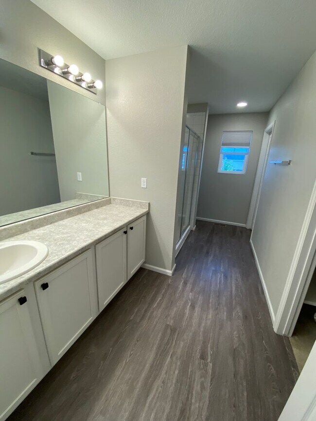Building Photo - 4 bedroom 3 bathroom Single Family House in Aurora