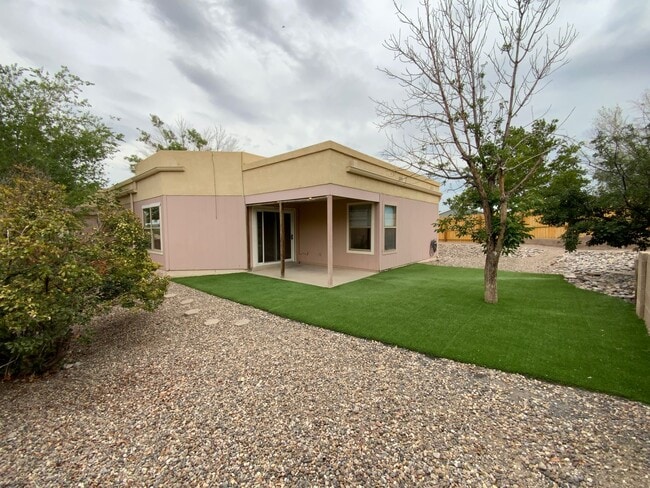 Building Photo - 2 Bedroom Single Story Home Available Near...